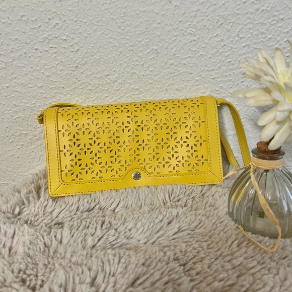 Danier Yellow Perforated Leather Crossbody Bag – New Without Tags - Picture 4 of 12